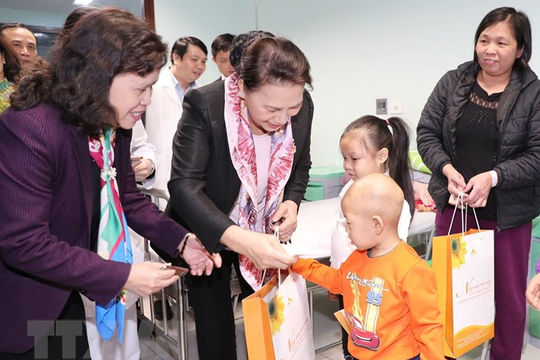 Chủ tịch Quốc hội trao quà Tết tặng bệnh nhi ung thư