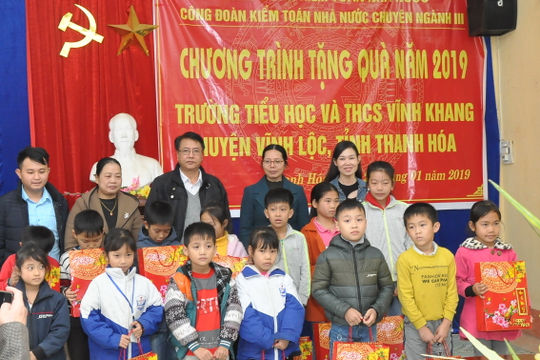 KTNN Chuyên ngành III trao quà cho 2 trường tiểu học tại huyện Vĩnh Lộc - Thanh Hóa