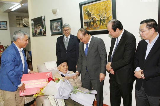 Thủ tướng chúc Tết các nhà khoa học, nhân sĩ trí thức