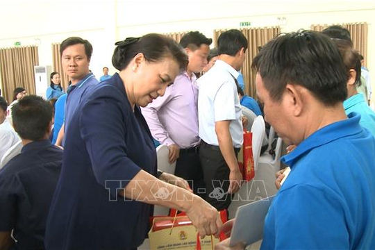 Chủ tịch Quốc hội dự “Tết sum vầy” tại Bình Dương