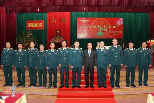 Thủ tướng Nguyễn Xuân Phúc thăm, chúc Tết Sư đoàn Không quân 372