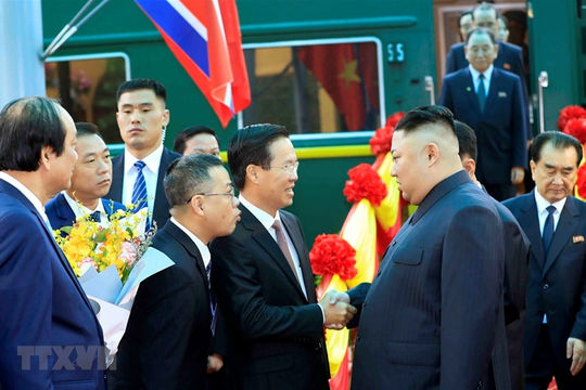 Chủ tịch Triều Tiên Kim Jong-un đến ga Đồng Đăng bắt đầu thăm Việt Nam