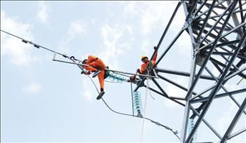 Công nghiệp chế biến, chế tạo: Sản xuất và tiêu thụ tăng nhưng áp lực tồn kho vẫn lớn