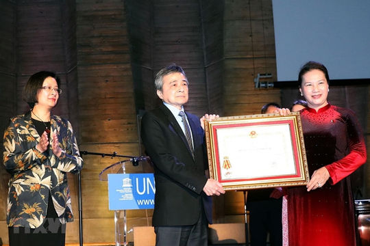 Chủ tịch Quốc hội gặp gỡ cộng đồng người Việt Nam tại Pháp