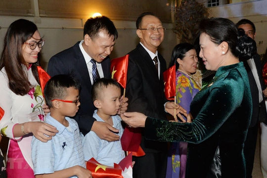 Chủ tịch Quốc hội làm việc với Đại sứ quán Việt Nam tại Qatar