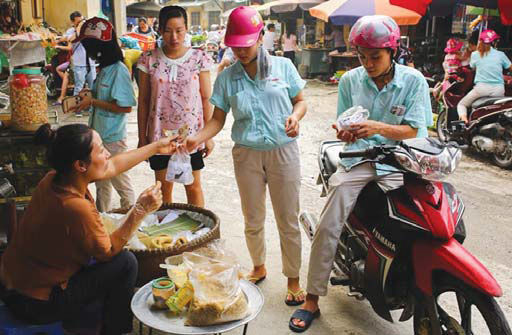 Giá cả tăng cao, lương tối thiểu  vẫn “rượt đuổi”... mức sống tối thiểu