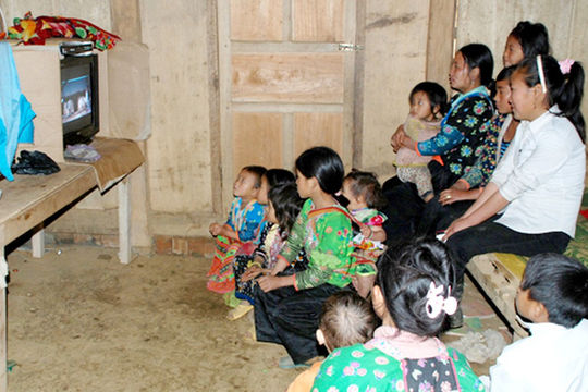 Nâng cao khả năng tiếp cận thông tin cho hộ nghèo, đồng bào dân tộc ít người