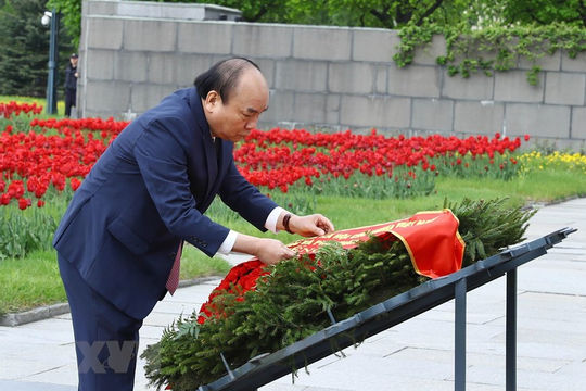 Hình ảnh Thủ tướng viếng khu tưởng niệm-nghĩa trang Piskaryoskoe