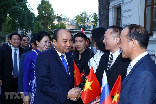 Thủ tướng thăm Đại sứ quán và cộng đồng người Việt tại Liên bang Nga