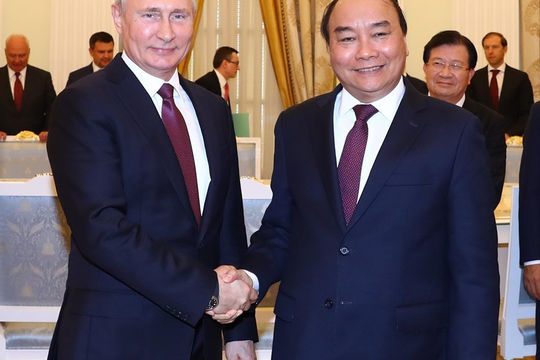 Thủ tướng Nguyễn Xuân Phúc hội kiến Tổng thống Nga Vladimir Putin