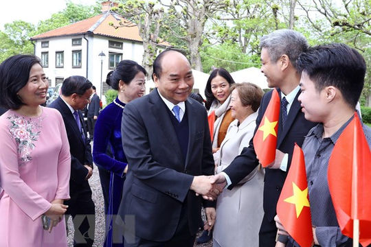 Thủ tướng thăm Đại sứ quán và cộng đồng người Việt tại Thụy Điển