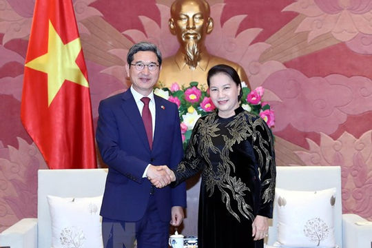 Chủ tịch Quốc hội tiếp Chủ tịch Nhóm nghị sĩ hữu nghị Hàn-Việt