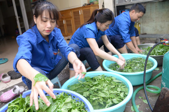 Chi đoàn Báo Kiểm toán hỗ trợ 500 suất cơm miễn phí cho bệnh nhân nghèo