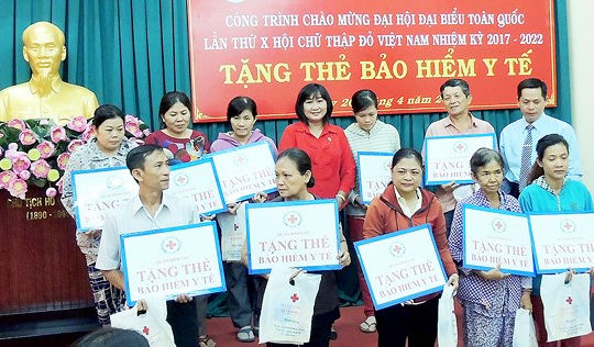 Hỗ trợ mua tặng thẻ BHYT cho người có hoàn cảnh khó khăn và giúp đỡ bệnh nhân nghèo