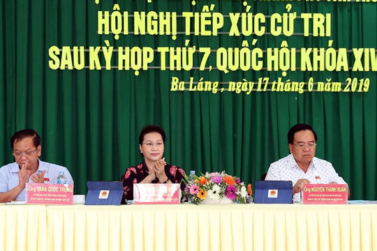 Chủ tịch Quốc hội Nguyễn Thị Kim Ngân tiếp xúc cử tri tại Cần Thơ