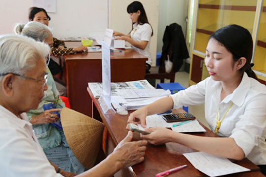 Hà Tĩnh: 5.200 người nhận lương hưu và trợ cấp BHXH hàng tháng qua thẻ ATM