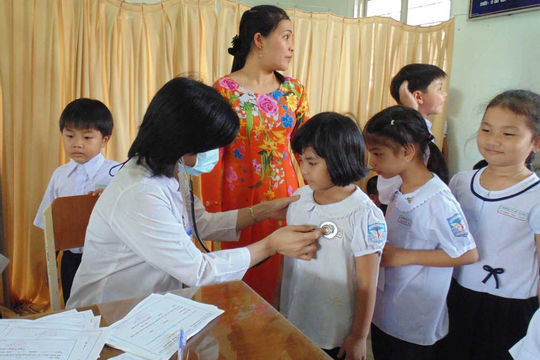 Giải pháp nào để bao phủ bảo hiểm y tế đối với học sinh, sinh viên?