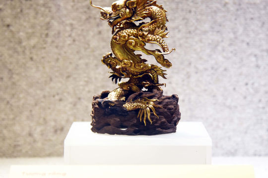 Chiêm ngưỡng những hiện vật độc đáo tại trưng bày “Quốc hiệu và kinh đô Đại Việt qua các thời kỳ lịch sử”.