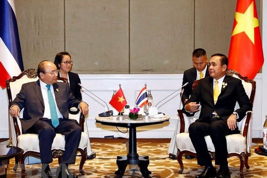 Thủ tướng gặp gỡ các nhà lãnh đạo bên lề Hội nghị Cấp cao ASEAN 34