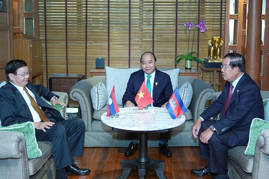 Thủ tướng Nguyễn Xuân Phúc gặp gỡ người đồng cấp Lào, Campuchia