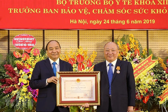 Trao Huân chương Độc lập hạng Nhất cho ông Nguyễn Quốc Triệu