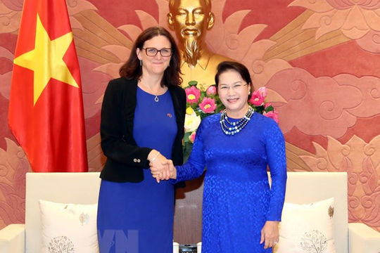 Chủ tịch Quốc hội tiếp Cao ủy phụ trách thương mại của EU Chủ tịch Quốc hội tiếp Cao ủy phụ trách thương mại của EU