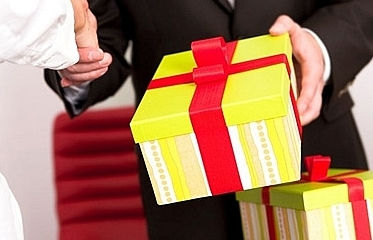 Quy định về tặng, nhận quà tặng trong cơ quan, tổ chức, đơn vị