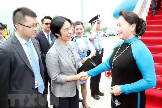 Chủ tịch Quốc hội tới Giang Tô, bắt đầu thăm chính thức Trung Quốc