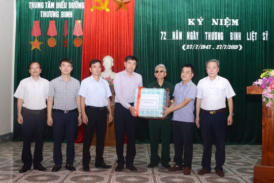 Phó Tổng Kiểm toán Nhà nước Nguyễn Tuấn Anh thăm và tặng quà cho các thương binh, bệnh binh tại Nghệ An