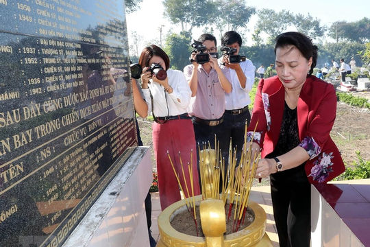 Chủ tịch Quốc hội dâng hương tưởng niệm liệt sỹ ở Vĩnh Long Chủ tịch Quốc hội dâng hương tưởng niệm liệt sỹ ở Vĩnh Long