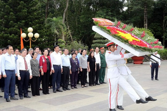 Chủ tịch Quốc hội tưởng niệm các anh hùng, liệt sỹ tại TP.HCM