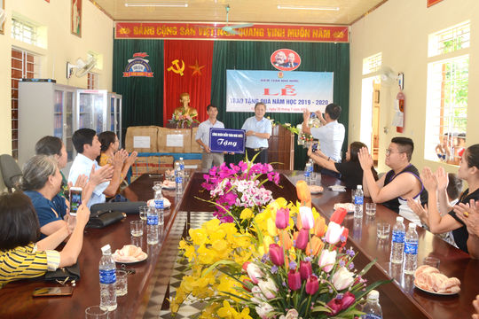 Công đoàn Kiểm toán Nhà nước tặng 30 bộ máy vi tính cho hai trường học tại Nghệ An