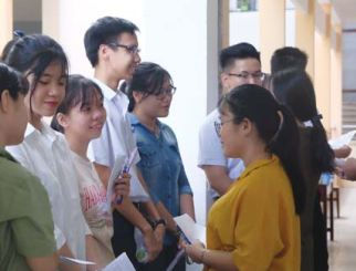 Duy trì mức điểm chuẩn cao,  các trường đẩy khó cho thí sinh