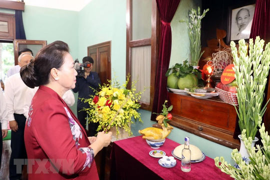 [Photo] Chủ tịch Quốc hội dâng hương tưởng niệm Chủ tịch Hồ Chí Minh