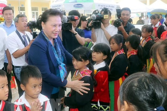 Chủ tịch Quốc hội Nguyễn Thị Kim Ngân làm việc tại huyện Hoành Bồ