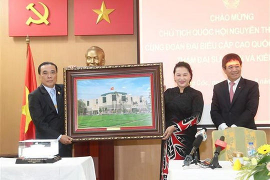 Chủ tịch Quốc hội gặp gỡ cộng đồng người Việt Nam tại Thái Lan