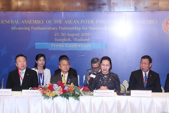 Hai Chủ tịch Quốc hội Việt Nam, Thái Lan họp báo bế mạc AIPA 40