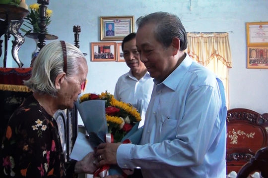 Phó Thủ tướng Trương Hòa Bình thăm Mẹ Việt Nam anh hùng