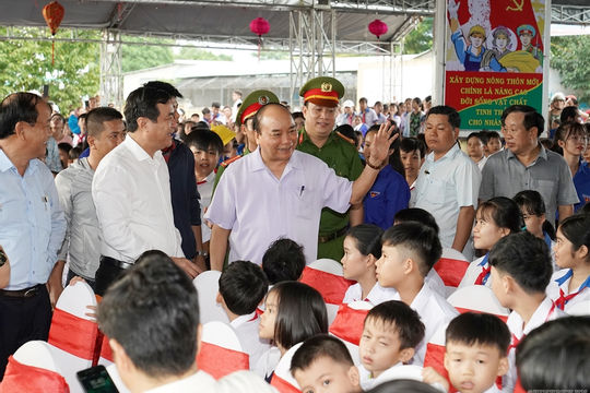 Thủ tướng tặng quà Trung thu cho trẻ em nghèo Thủ tướng tặng quà Trung thu cho trẻ em nghèo