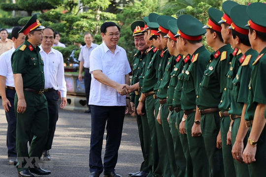 Phó Thủ tướng Vương Đình Huệ làm việc tại Binh đoàn 15