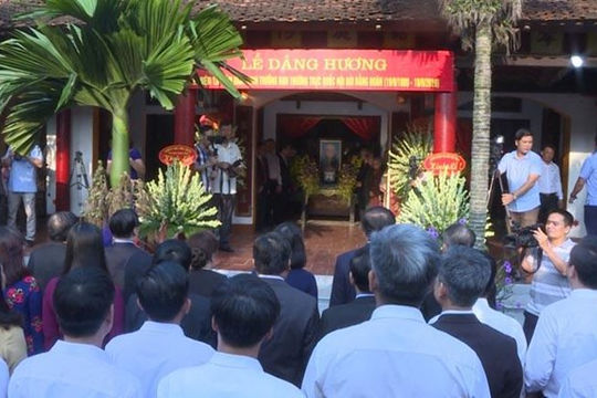 Lễ dâng hương tưởng nhớ cụ Bùi Bằng Đoàn tại quê hương Lễ dâng hương tưởng nhớ cụ Bùi Bằng Đoàn tại quê hương