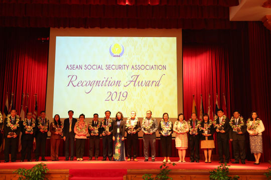 Bảo hiểm xã hội Việt Nam nhận Giải thưởng về “Đẩy mạnh cải cách thủ tục hành chính, nâng cao hiệu quả phục vụ người dân và doanh nghiệp”.