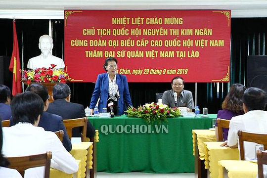 Chủ tịch Quốc hội thăm Đại sứ quán Việt Nam tại Lào