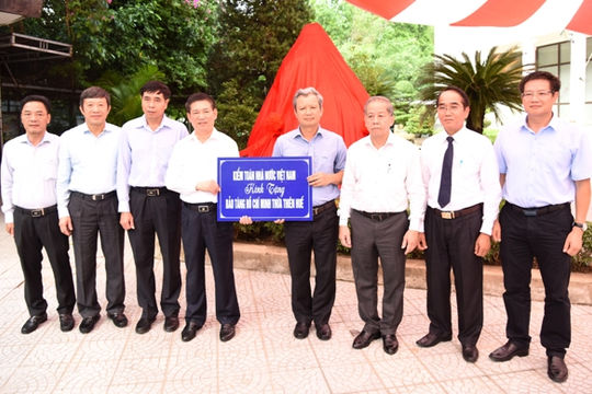 Tổng Kiểm toán Nhà nước trao tặng Quỹ Khuyến học tỉnh Thừa Thiên Huế 100 triệu đồng