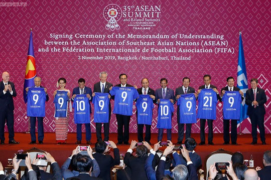 Thủ tướng chứng kiến ASEAN và FIFA ký bản ghi nhớ hợp tác Thủ tướng chứng kiến ASEAN và FIFA ký bản ghi nhớ hợp tác