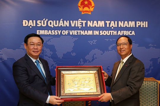 Phó Thủ tướng Vương Đình Huệ thăm Sứ quán Việt Nam tại Nam Phi Phó Thủ tướng Vương Đình Huệ thăm Sứ quán Việt Nam tại Nam Phi