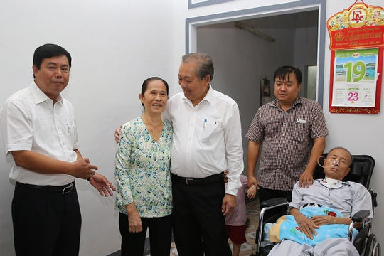 Phó Thủ tướng Thường trực thăm gia đình chính sách, bệnh nhân ở Cà Mau