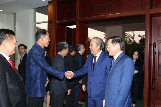 Phó Thủ tướng Thường trực thăm Đại sứ quán và cộng đồng người Việt Nam tại Lào