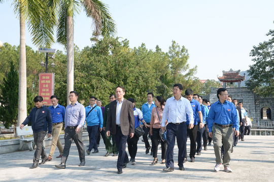 Đoàn công tác của Kiểm toán Nhà nước  dâng hương tưởng niệm tại Nghĩa trang liệt sĩ Việt - Lào