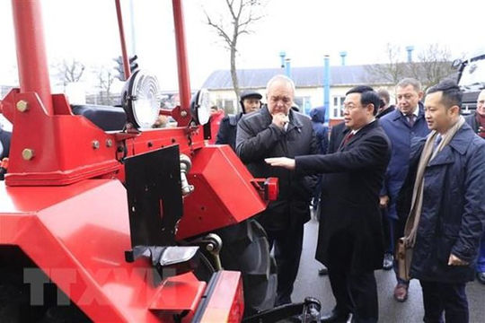 Phó Thủ tướng thăm nhà máy sản xuất ôtô MAZ của Belarus